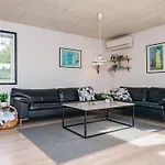 6 Person In Tarm-by Traum *
