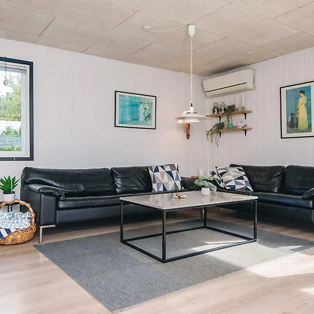 6 Person In Tarm-by Traum *