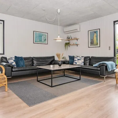 6 Person In Tarm-by Traum *